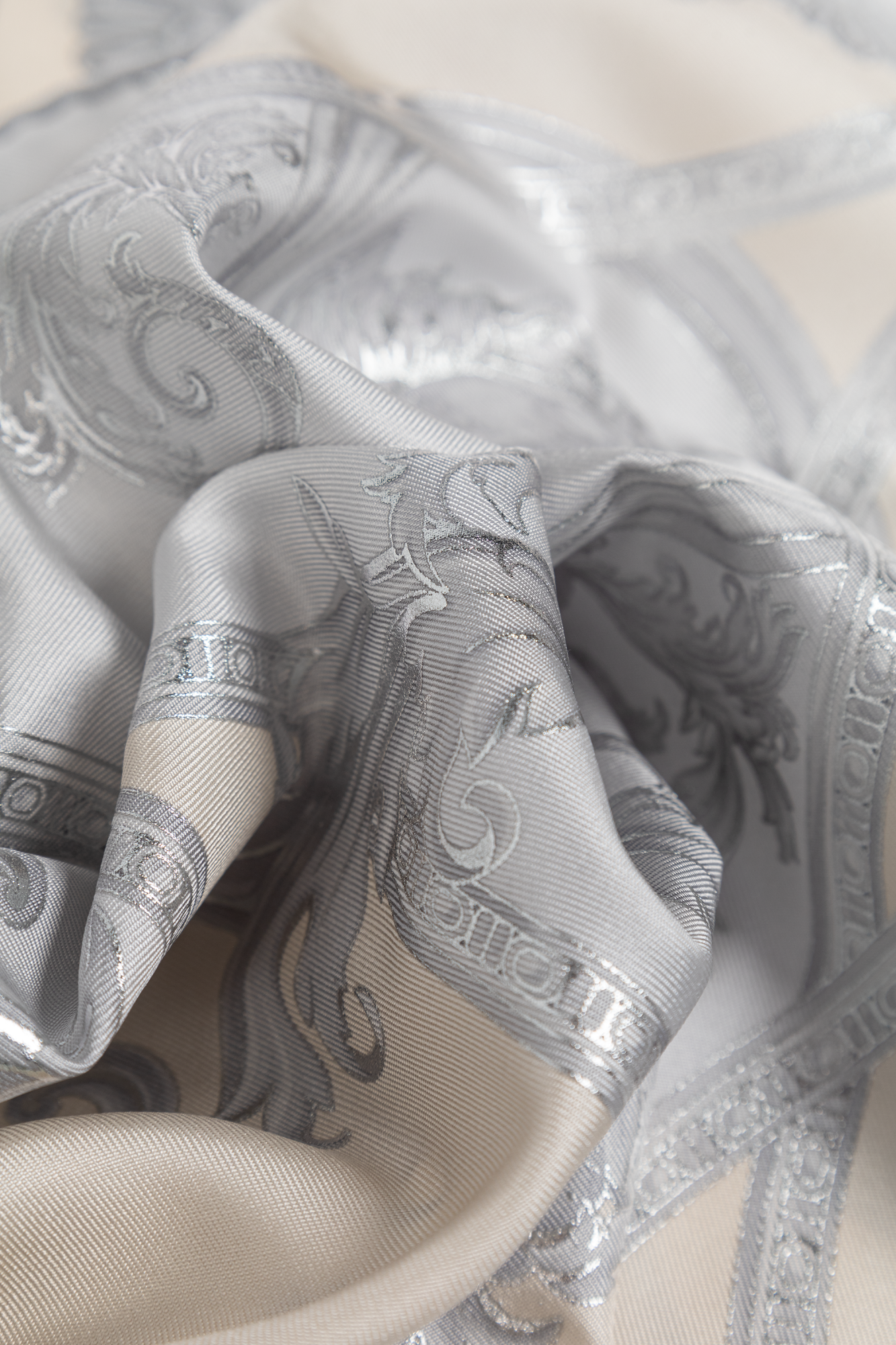スカーフ VERSACE Woman Scarf Grey 10016001A13785 5E450 Versace Silk scarf | Men's Accessorie | Vitkac